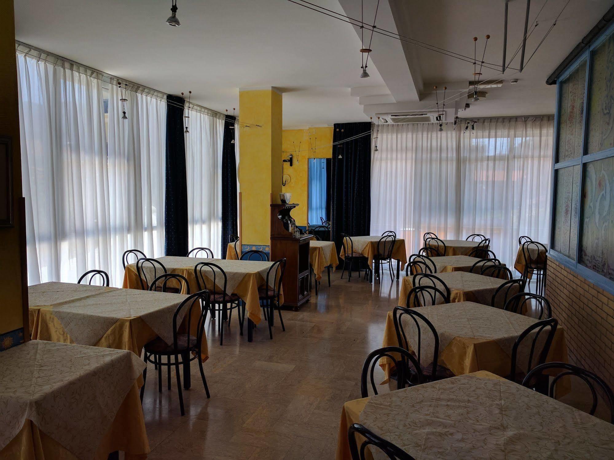 Hotel Arabesco Rimini Esterno foto